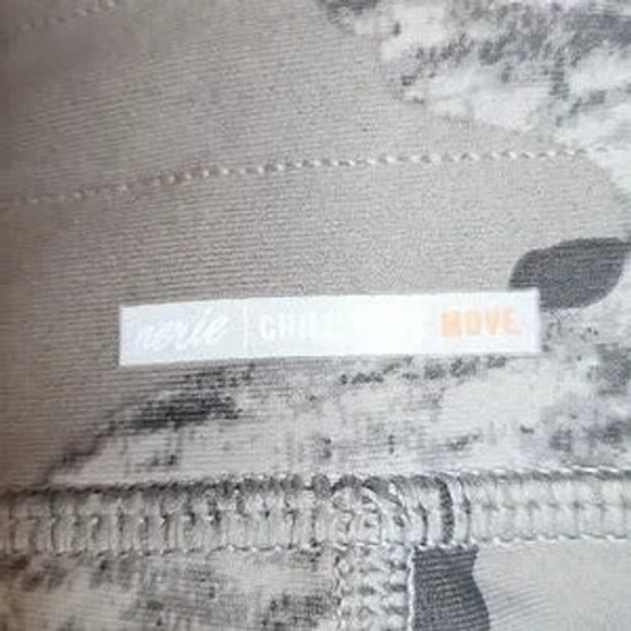 Aerie Camouflage Capri Leggings, Gray and Blue, Womens Size Small - Picture 6 of 9